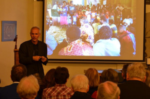 Friedrich Tometten zog die Zuschauer mit seinem lebendigen Reisebericht, bei dem er einige Gründe und Auswirkungen der Vernachlässigung von Dörfern in Papua aufzeigte, in seinen Bann.